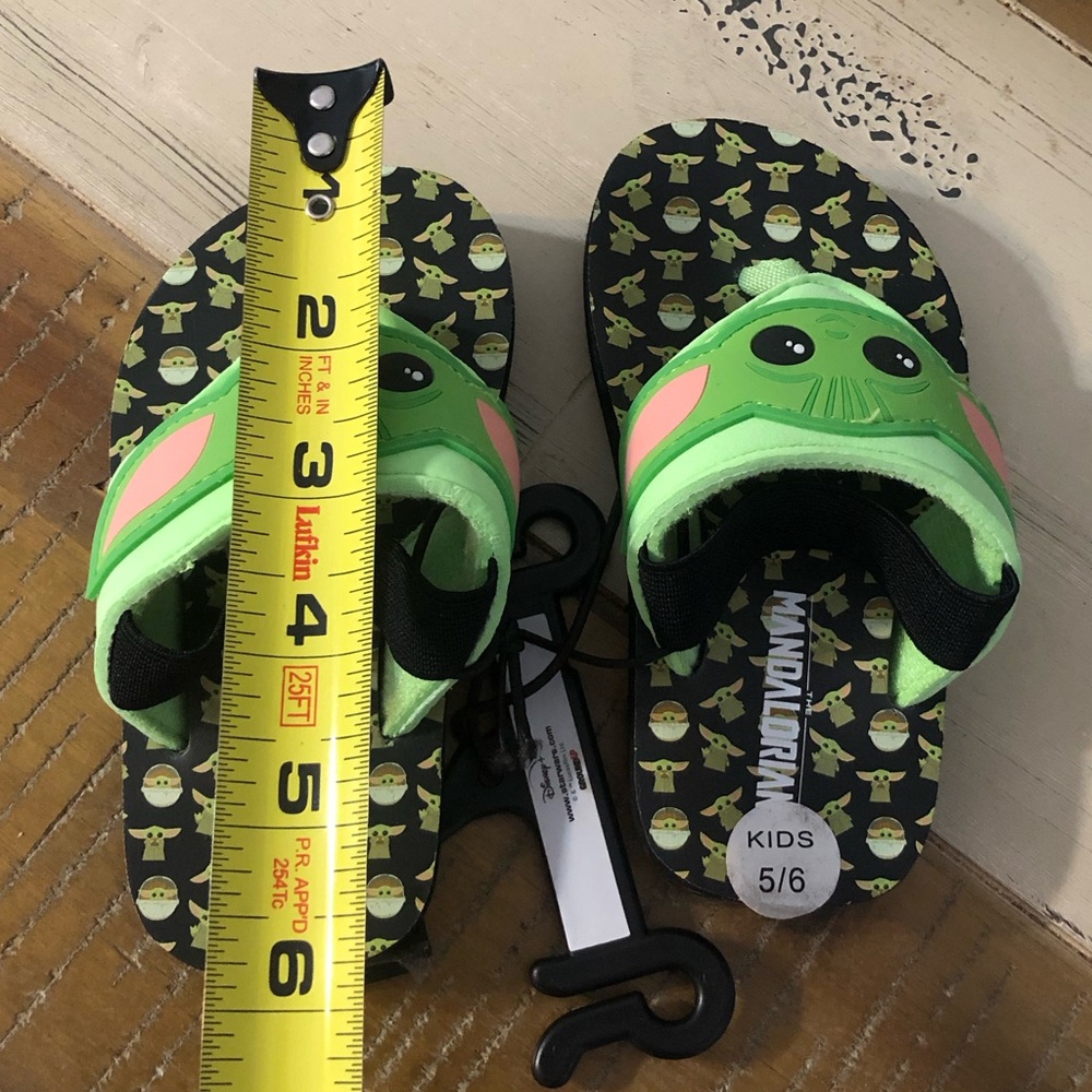 ⚡️⚡️Star Wars Mandalorian Kids Grogu Flip Flops Sandals Green Black Size 5/6 - Picture 10 of 10